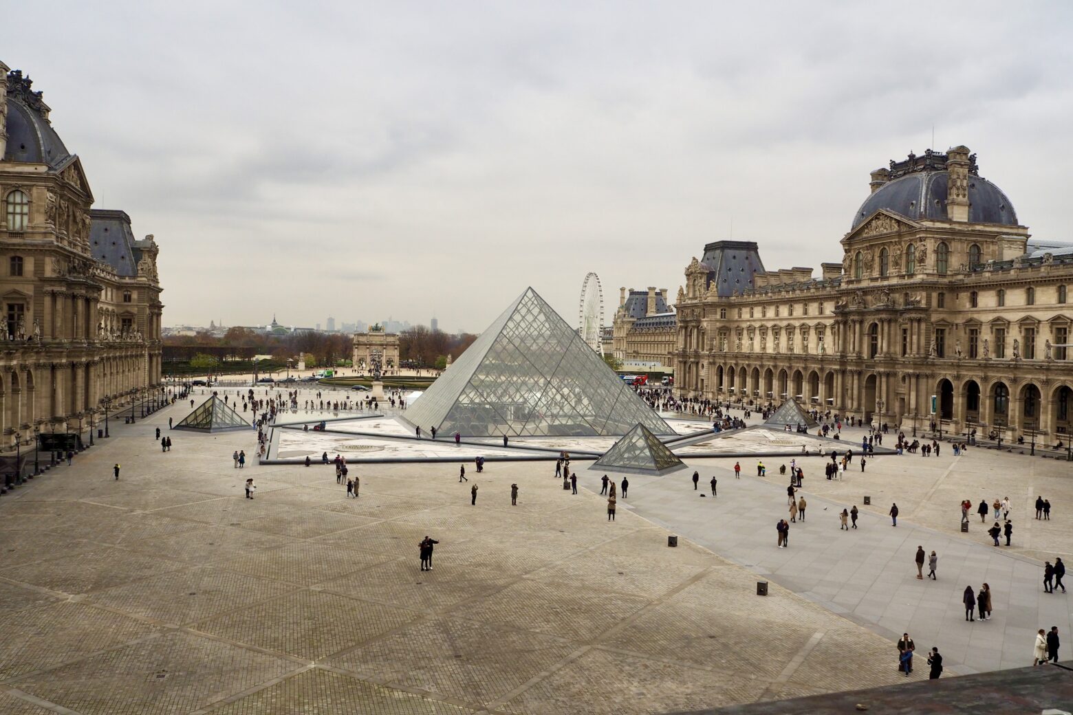 pyramida louvre pariz francie