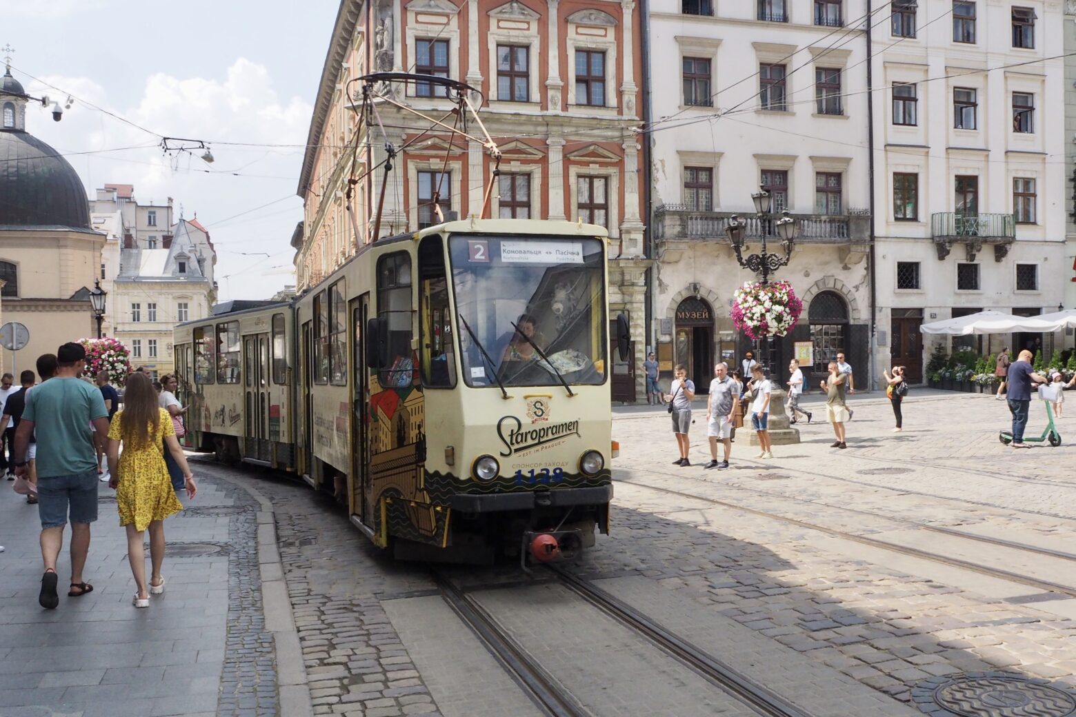 tramvaj na náměstí ve Lvově, Ukrajina